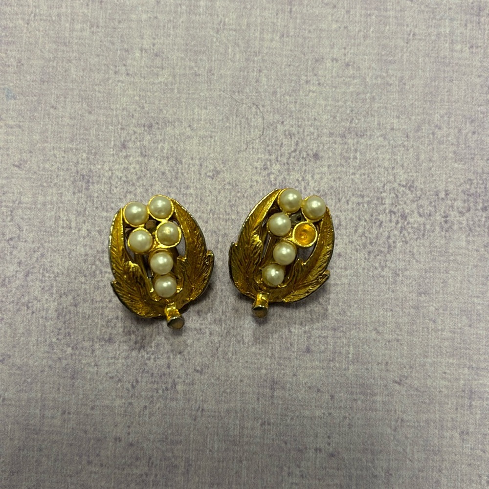 1950s Trifari Pat Pend Pearl Round Clip Earrings #vintage #antique